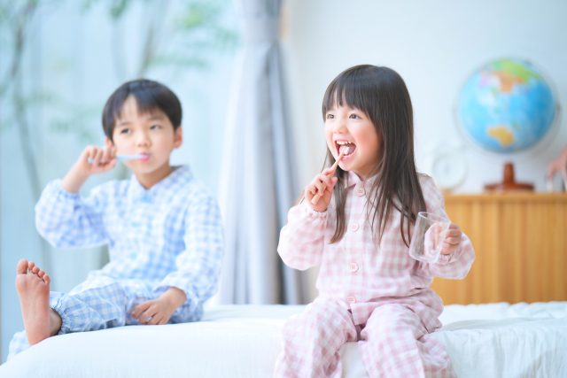 歯磨きをしている子供