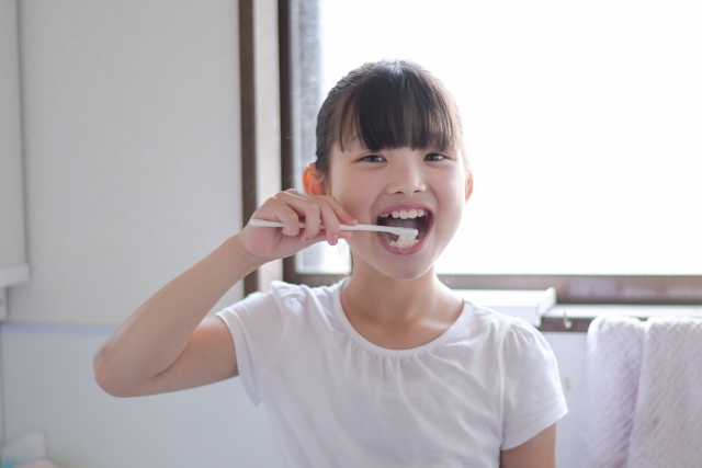 歯磨きをする子ども